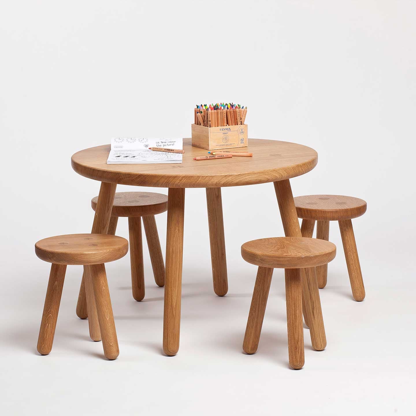 Kids table store with stools